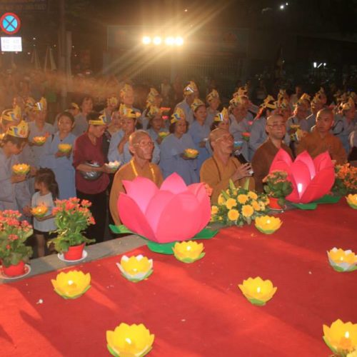 Phật giáo Phú Nhuận tổ chức lễ Nhiễu Hoa Đăng Cầu Quốc Thái Dân An