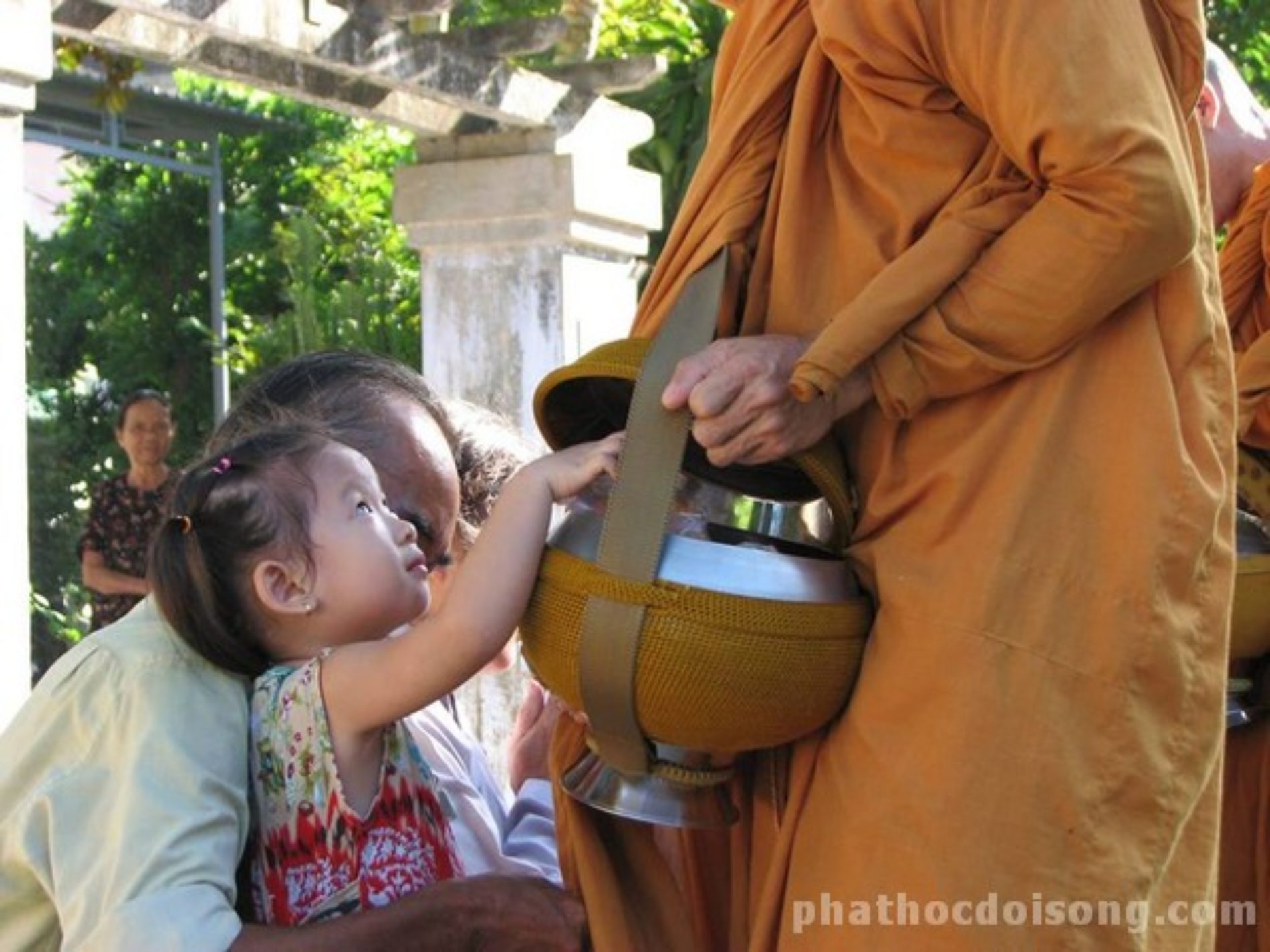 Nên cúng trai tăng hay bố thí?